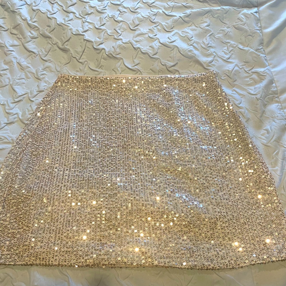 Banana Republic sequence mini skirt. Size 4